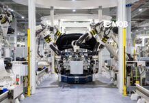 Saját mikrofonjaival figyeli a zörgéseket a Tesla – az FSD már a gyártósoron is dolgozik