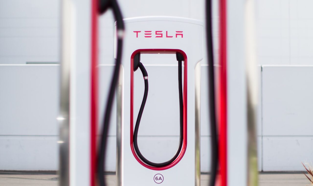 Egyéves a Tesla Diner: Franz von Holzhausen aláírt sapkáival ünnepel Hollywood