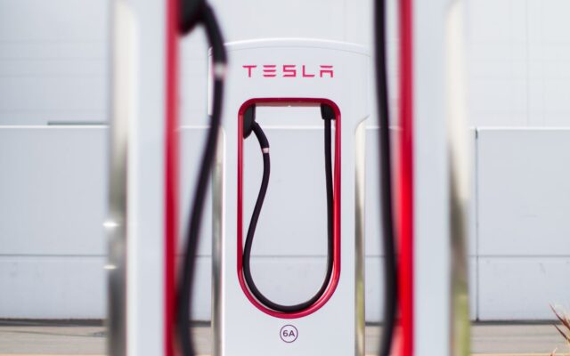 Egyéves a Tesla Diner: Franz von Holzhausen aláírt sapkáival ünnepel Hollywood
