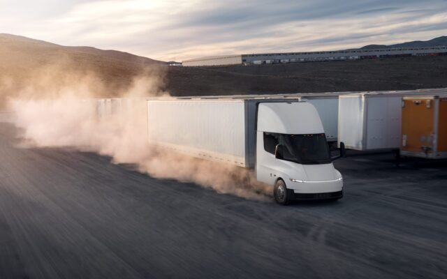 FSD-tesztelő felszereléssel kapták lencsevégre a megújult Tesla Semit