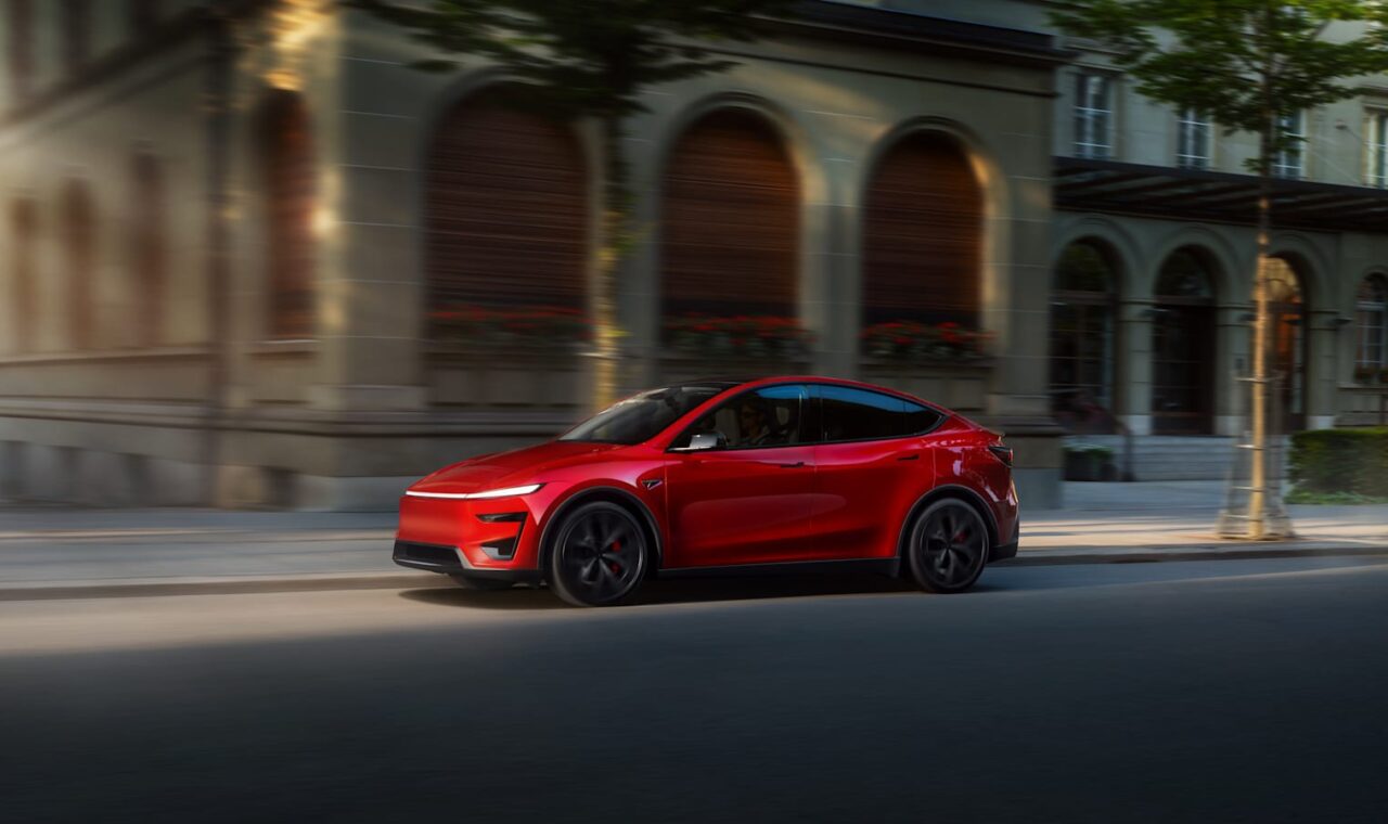 Kötelező fizikai visszahívás: a túl erős fényszórók miatt 19 900 Tesla-t kell szervizbe vinni