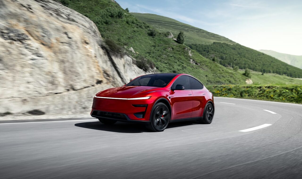Megérkezett a bemutatótermekbe a Tesla Model Y L – ülni már lehet, vezetni még nem