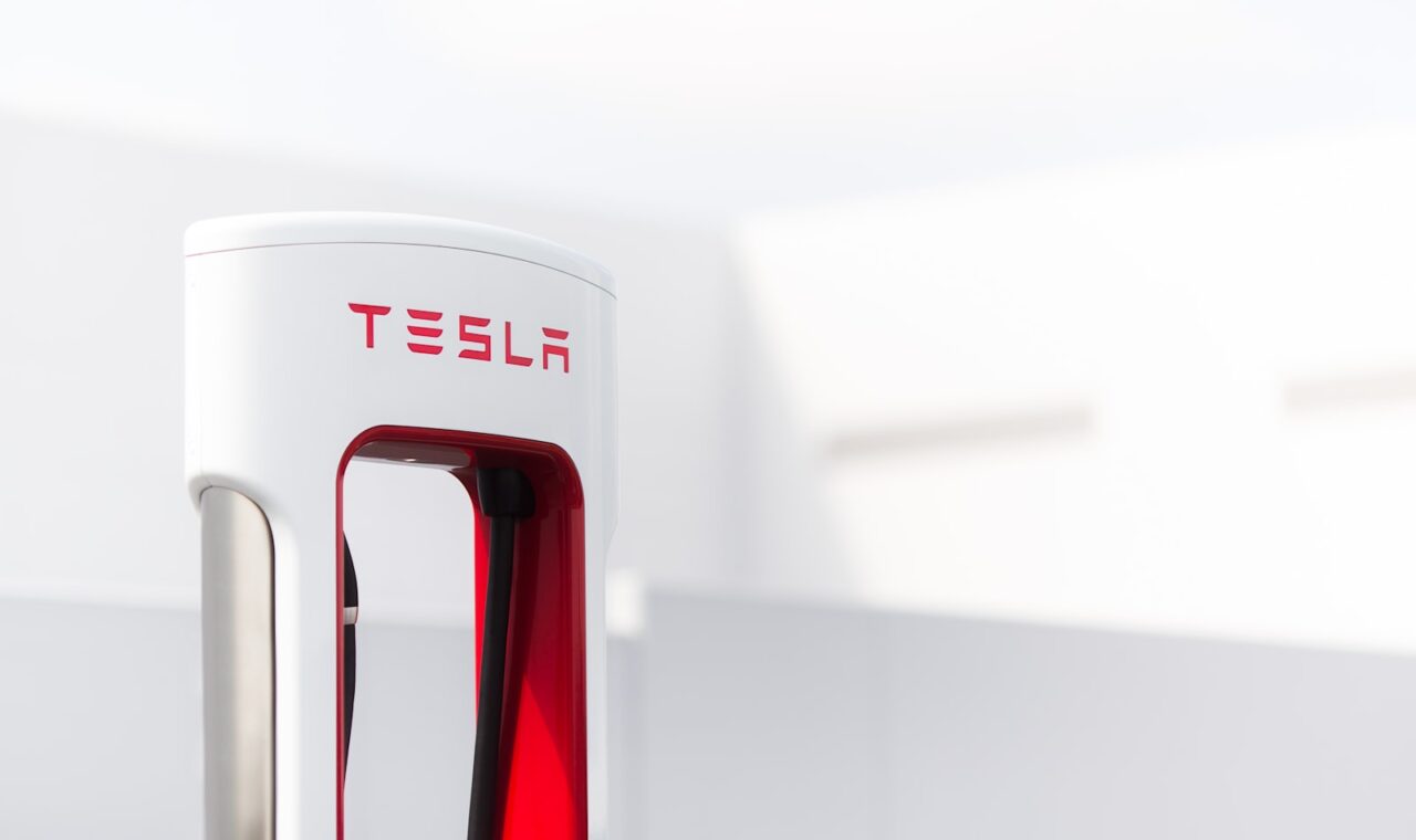Megapod: a Tesla szabadalmaztatja a hordozható AI-adatközpontot, amely tétlen Supercharger-állomásokat is munkára fog