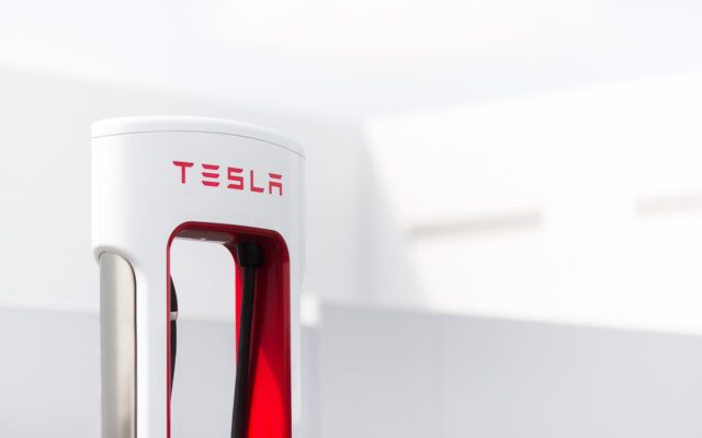 Megapod: a Tesla szabadalmaztatja a hordozható AI-adatközpontot, amely tétlen Supercharger-állomásokat is munkára fog