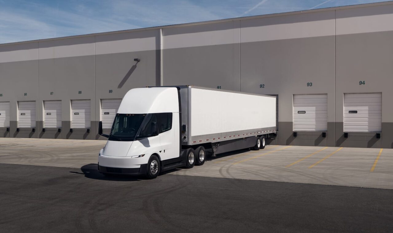 Megnyílt a világ első nyilvános Megacharger-állomása – már a Tesla Semi is tölthet az utcán
