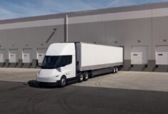 Megnyílt a világ első nyilvános Megacharger-állomása – már a Tesla Semi is tölthet az utcán