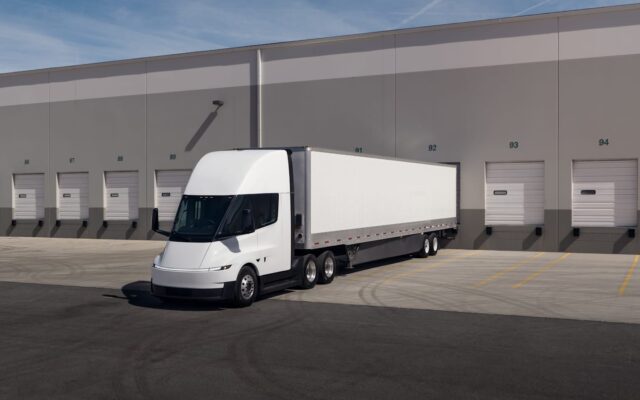 Megnyílt a világ első nyilvános Megacharger-állomása – már a Tesla Semi is tölthet az utcán