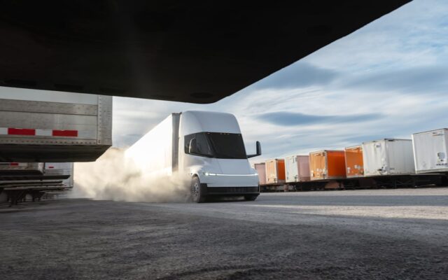 Musk először adott konkrét határidőt a Tesla Semi önvezetéséhez: 2027 elejére ígéri a működő rendszert