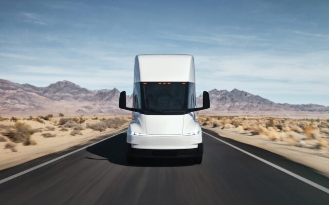 Musk szerint egy éven belül jön az önvezető Tesla Semi – de a határidők története más képet fest