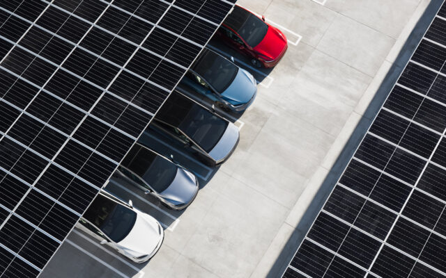 Tovább zuhan a Tesla részvénye: 12%-os esés és 140 milliárd dollár füstbe ment