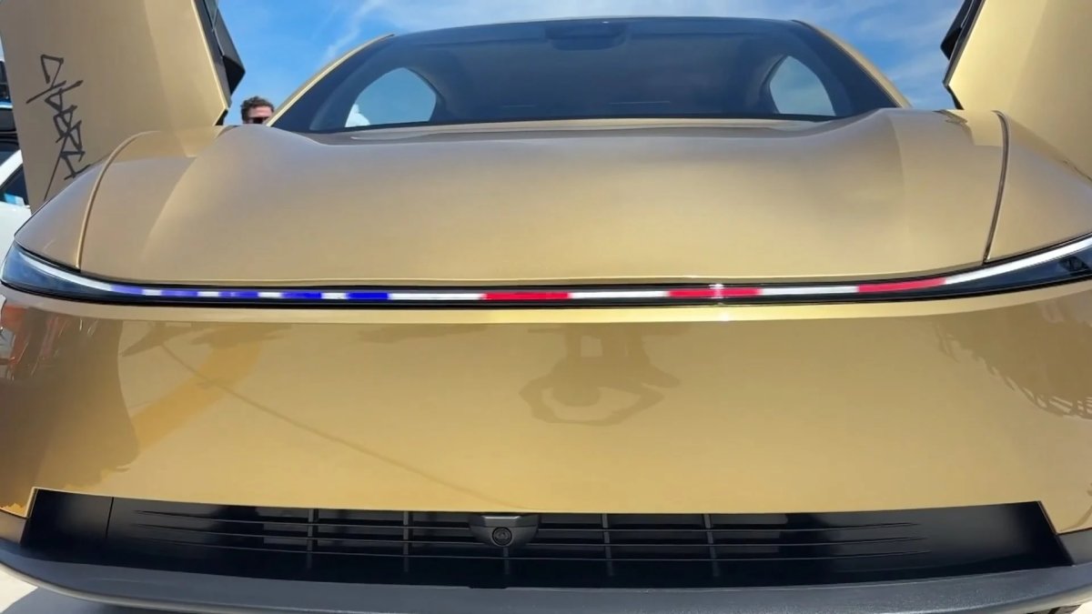 Tesla Cybercab: RGB-fénysáv az elején?