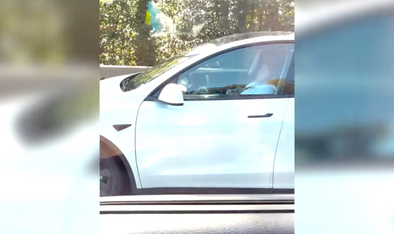 Tesla-sofőr aludt a volán mögött – újabb bírság