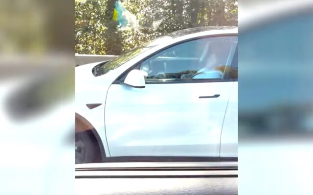 Tesla-sofőr aludt a volán mögött – újabb bírság