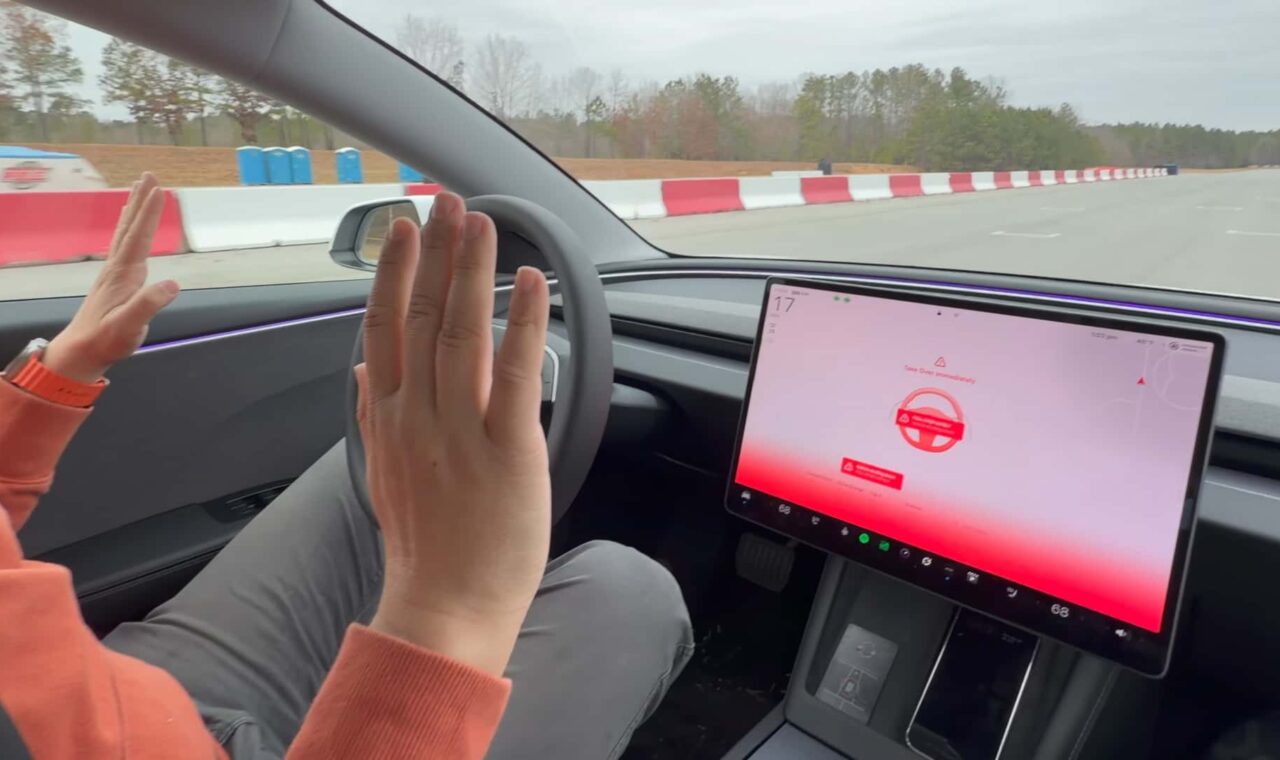 Tesla FSD: 43 videón alvó sofőrök – kongr. nyomás